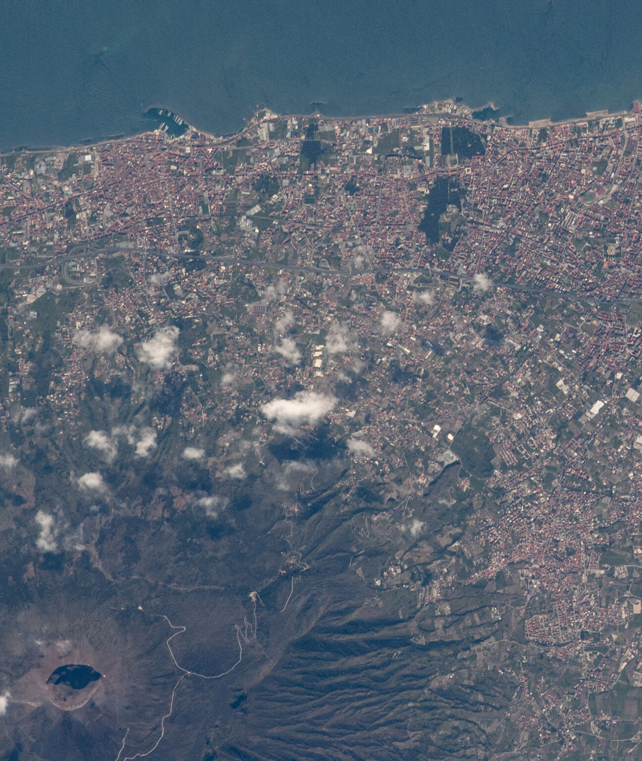 Vista satellitare del Golfo di Napoli, con il Vesuvio ed Ercolano (NASA)