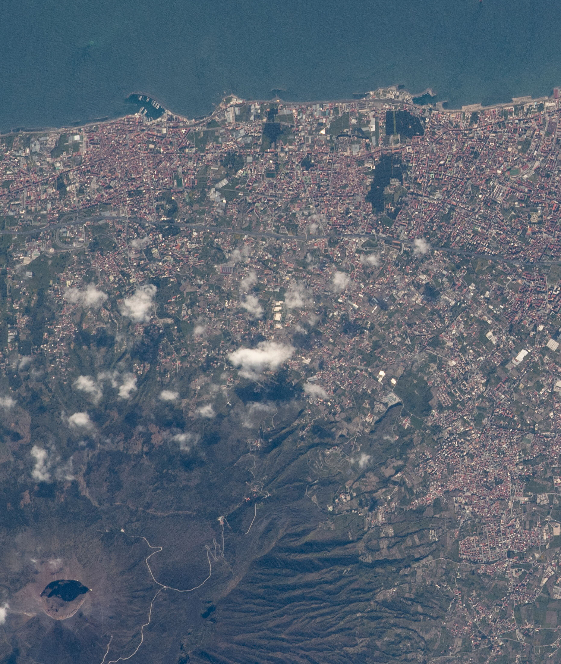 Vista satellitare del Golfo di Napoli, con il Vesuvio ed Ercolano (NASA)