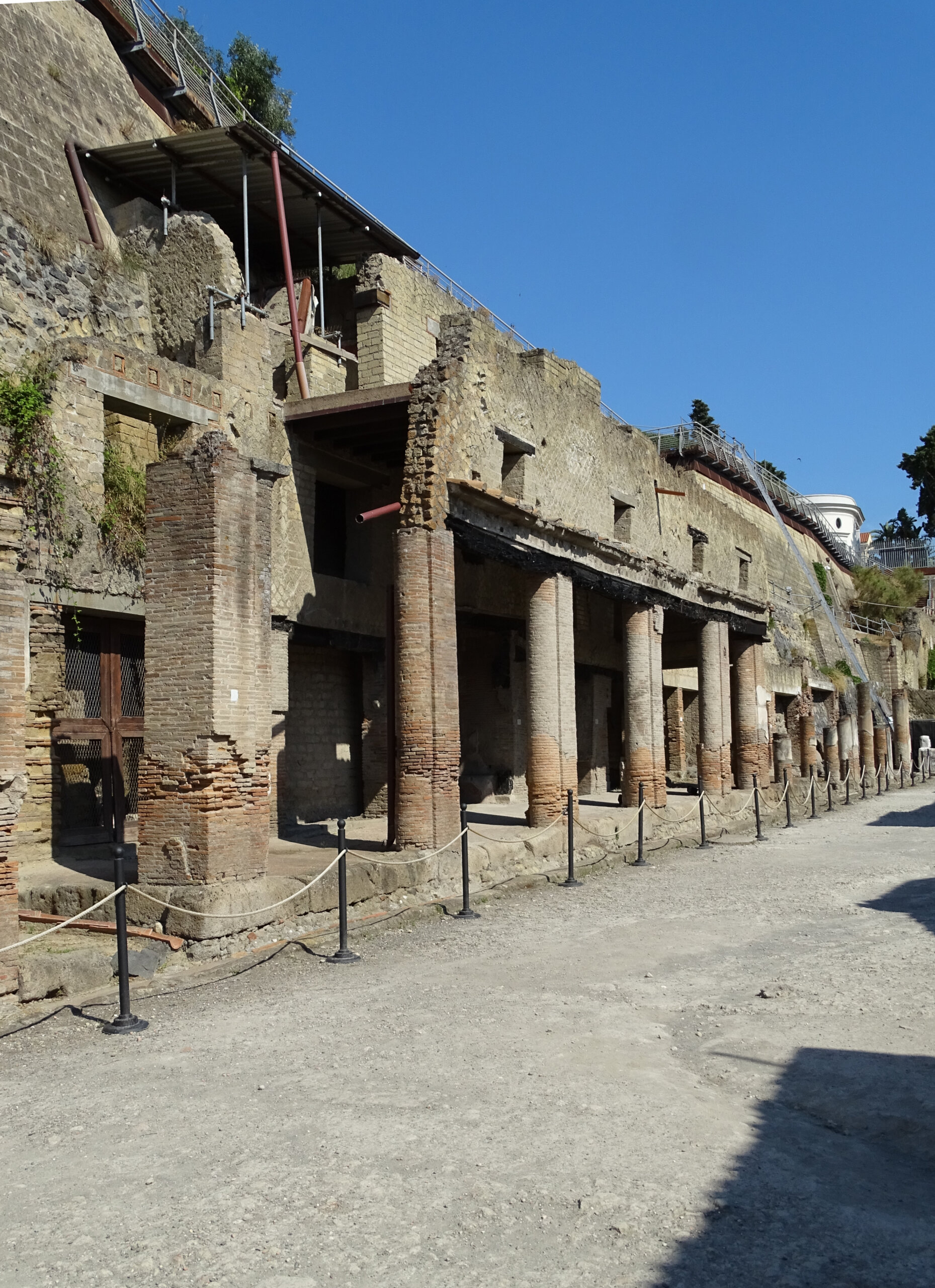 Il Decumano Massimo, una delle strade principali degli Scavi di Ercolano