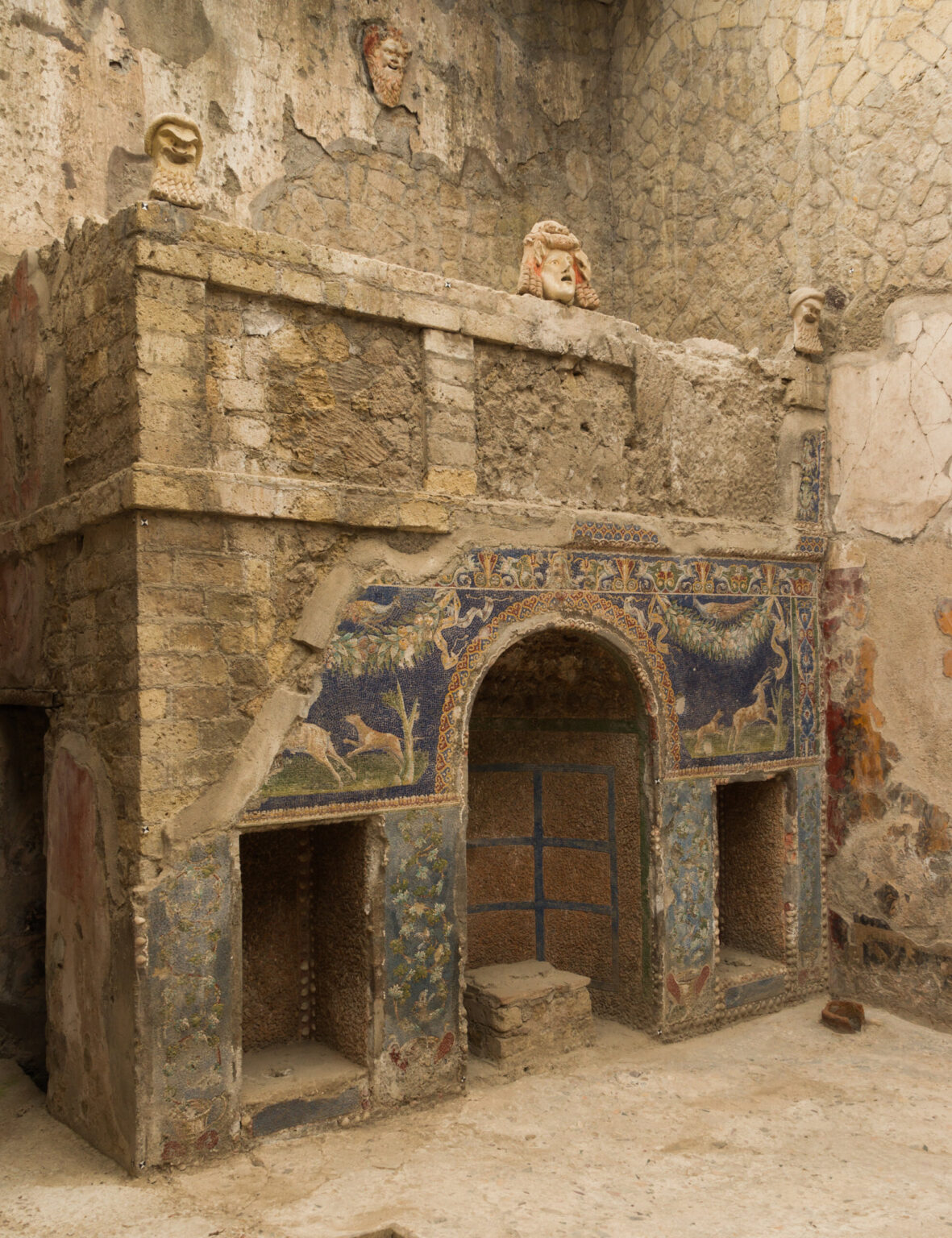 Un larario domestico conservato dalla colata piroclastica che ha sepolto Ercolano