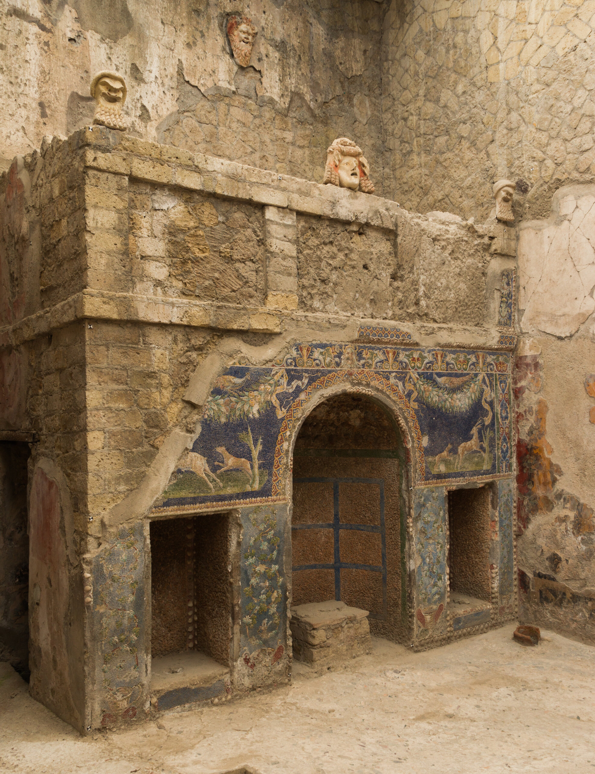 Un larario domestico conservato dalla colata piroclastica che ha sepolto Ercolano