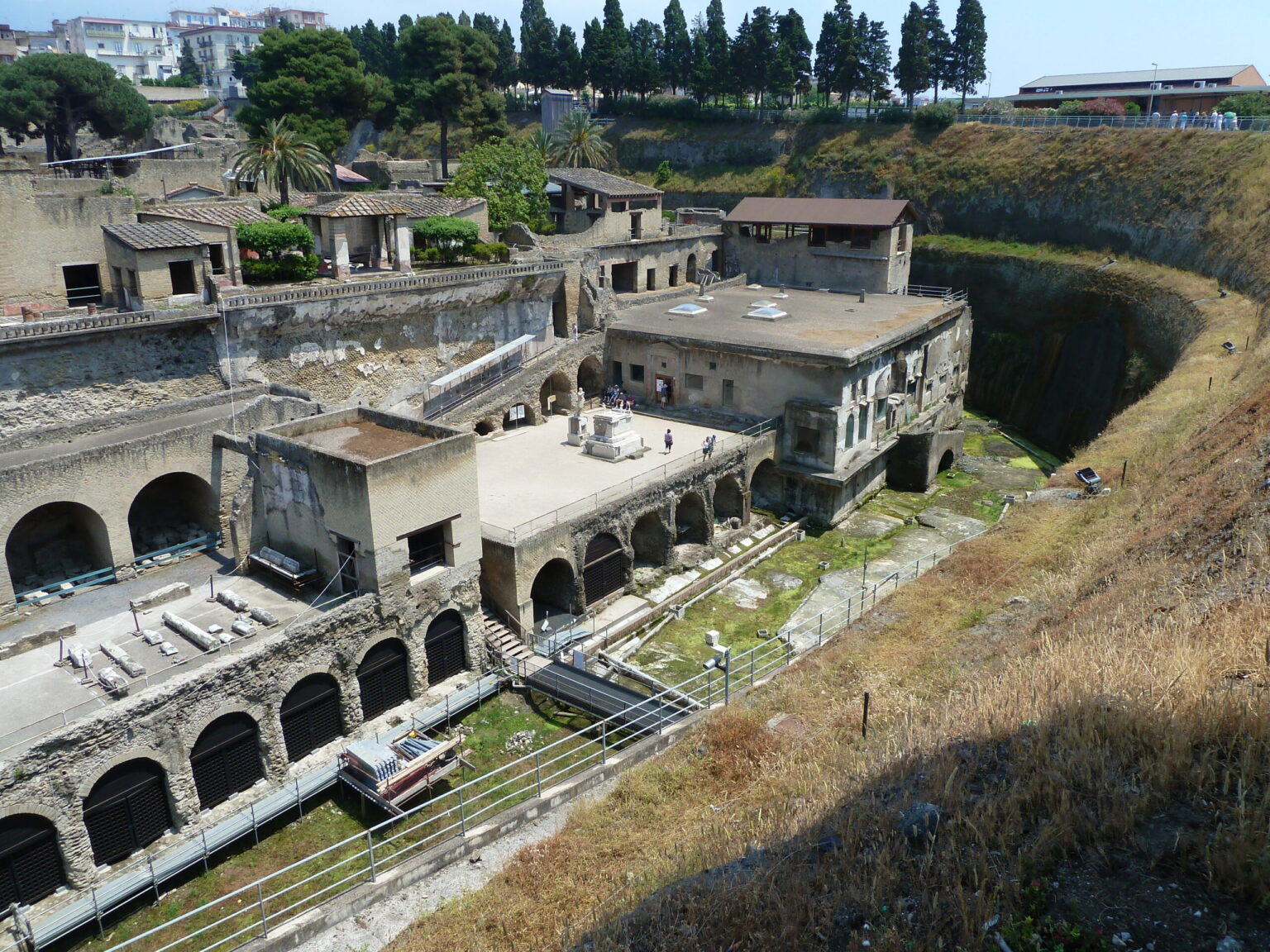 Visitatori tra le domus degli Scavi di Ercolano